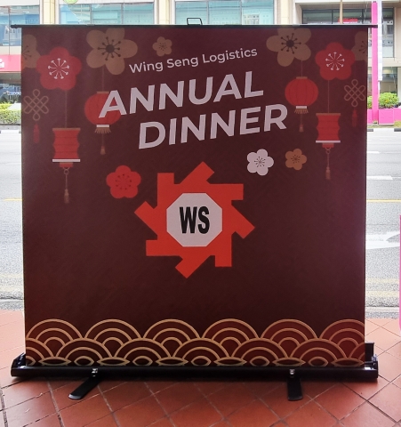 Screen roll up banner